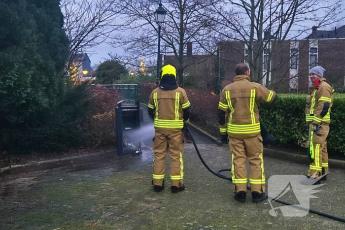 Brand in prullenbak vermoedelijk aangestoken