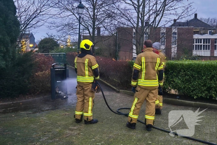 Brand in prullenbak vermoedelijk aangestoken