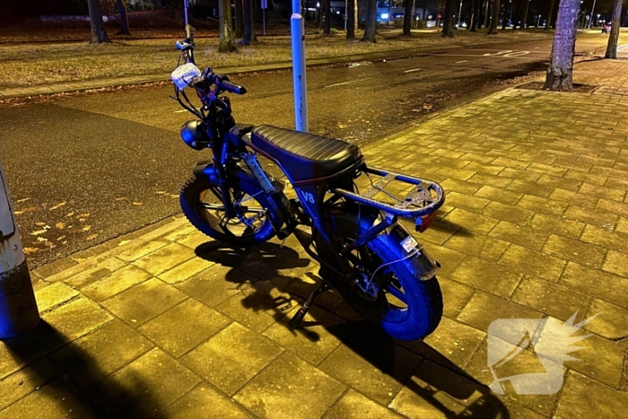 Uberbezorger op fatbike aangereden door automobilist