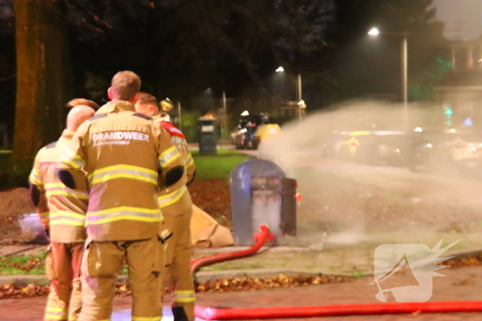 Brandweer blust brand in ondergrondse container