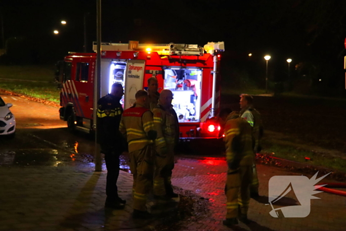 Brandweer blust brand in ondergrondse container