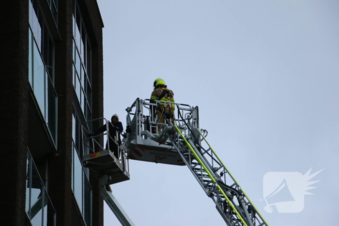 Hoogwerker weigert, glazenwasser vast op zes hoog