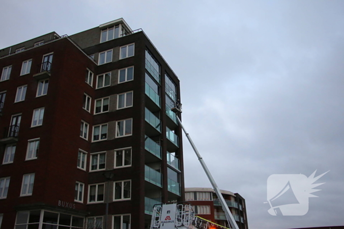 Hoogwerker weigert, glazenwasser vast op zes hoog