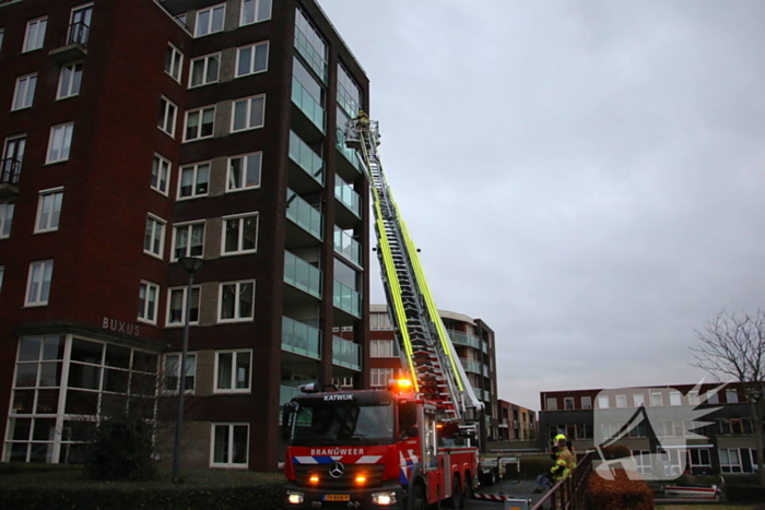 Hoogwerker weigert, glazenwasser vast op zes hoog