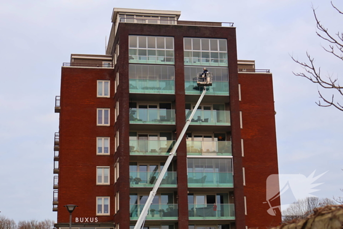 Hoogwerker weigert, glazenwasser vast op zes hoog