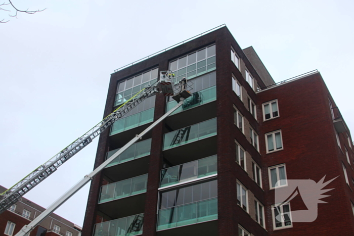 Hoogwerker weigert, glazenwasser vast op zes hoog