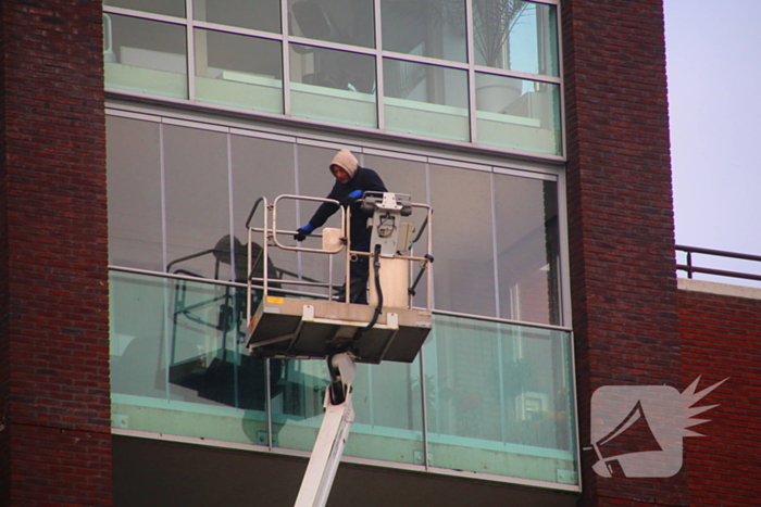 Hoogwerker weigert, glazenwasser vast op zes hoog