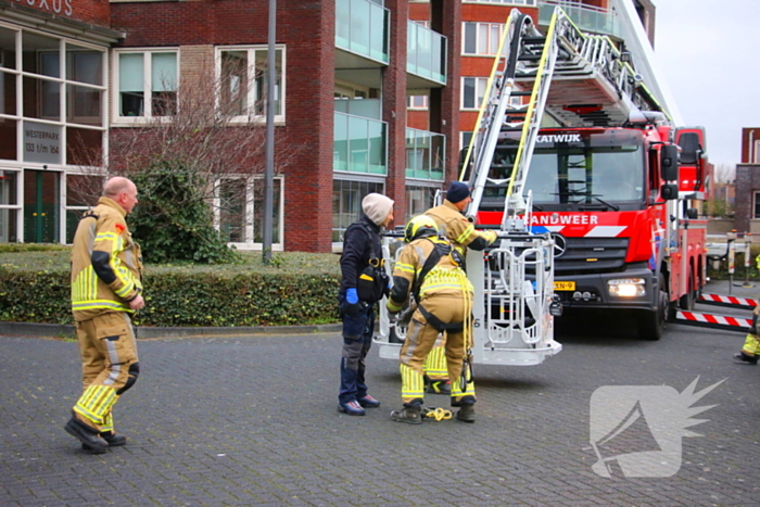 Hoogwerker weigert, glazenwasser vast op zes hoog