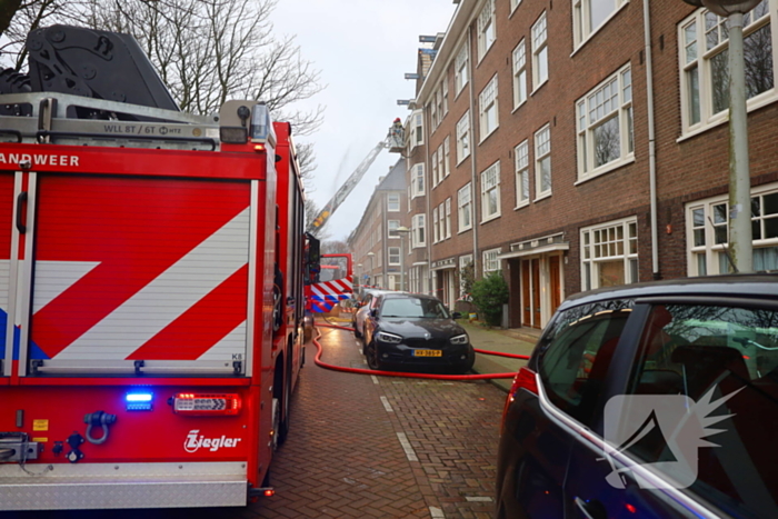 Brandweer groots ingezet voor brandend dak