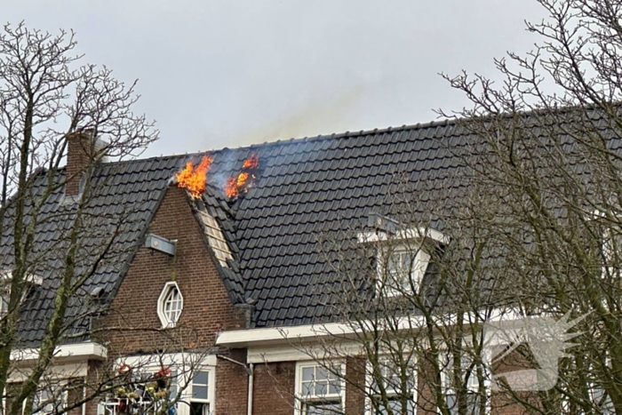 Brandweer groots ingezet voor brandend dak