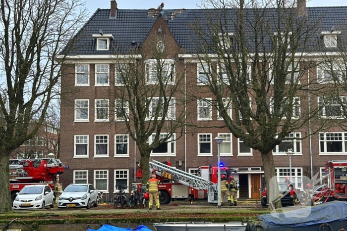 Brandweer groots ingezet voor brandend dak