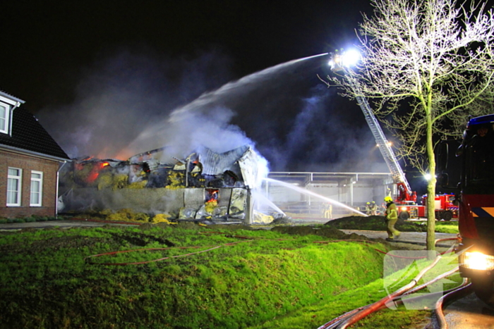 Stal vol hooi verwoest door brand