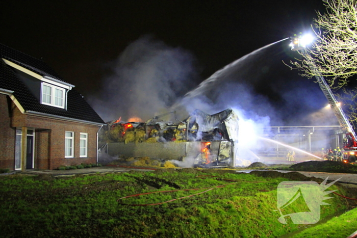 Stal vol hooi verwoest door brand