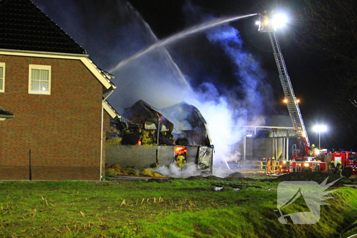 Stal vol hooi verwoest door brand