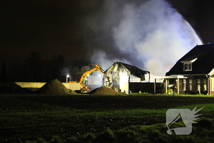 Stal vol hooi verwoest door brand