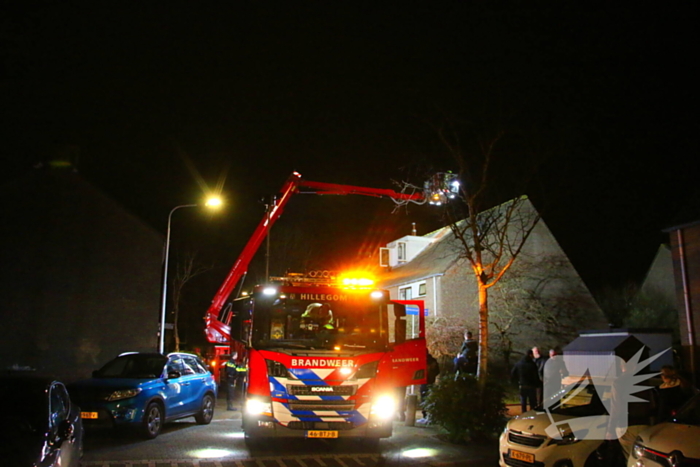 Brandweer schaalt op bij dakbrand