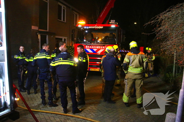 Brandweer schaalt op bij dakbrand