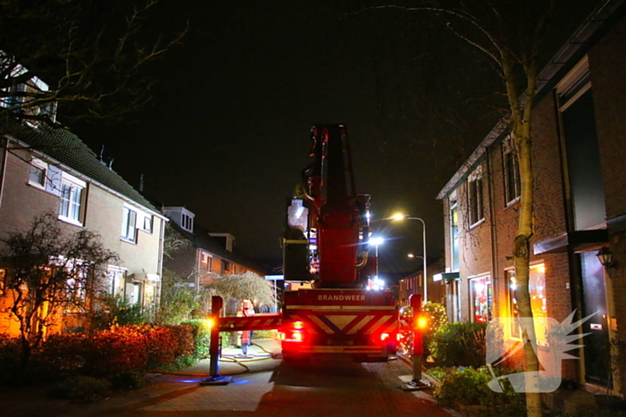 Brandweer schaalt op bij dakbrand