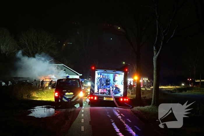 Meerdere auto's verwoest door brand bij autobedrijf