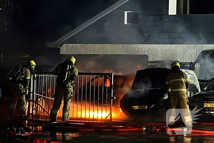 Meerdere auto's verwoest door brand bij autobedrijf