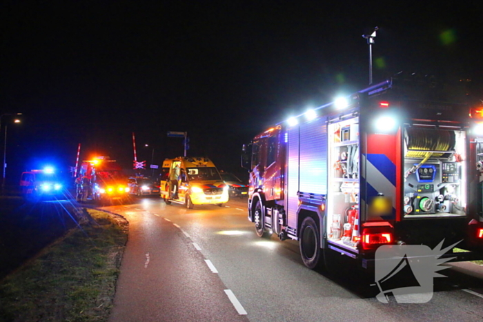 Automobilist schat bocht verkeerd in en raakt te water