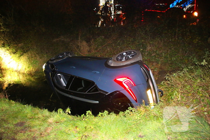 Automobilist schat bocht verkeerd in en raakt te water