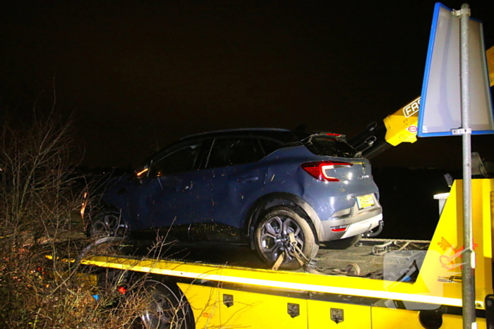 Automobilist schat bocht verkeerd in en raakt te water