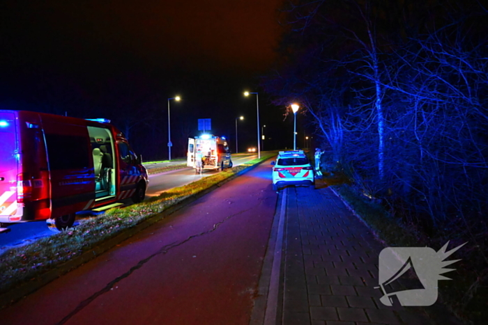 Automobilist raakt van de weg en belandt in het water