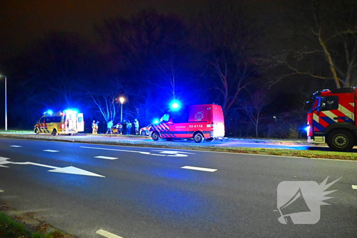 Automobilist raakt van de weg en belandt in het water