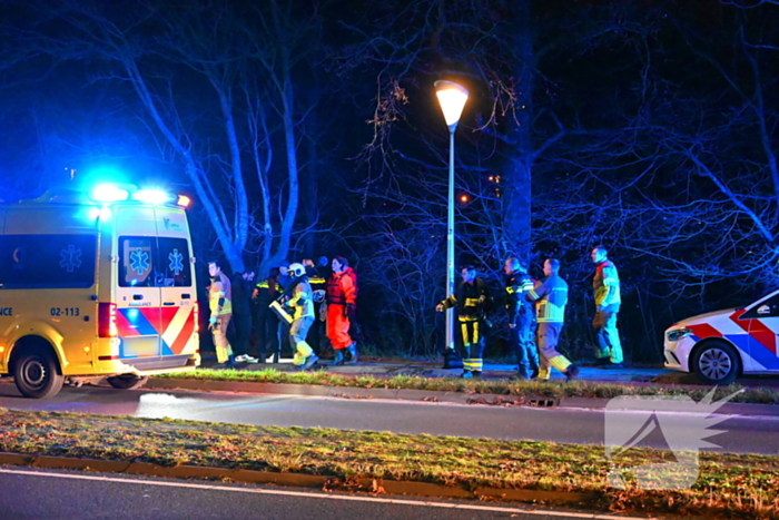 Automobilist raakt van de weg en belandt in het water