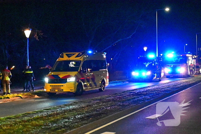 Automobilist raakt van de weg en belandt in het water