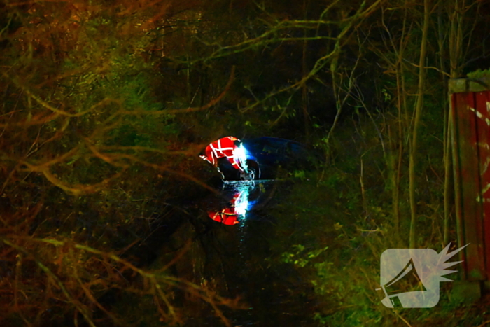 Automobilist raakt van de weg en belandt in het water