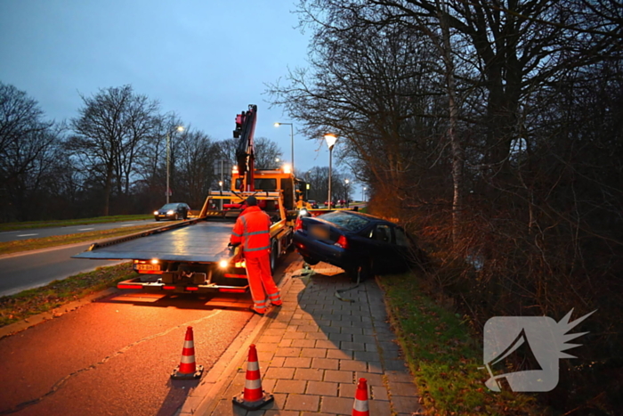 Automobilist raakt van de weg en belandt in het water