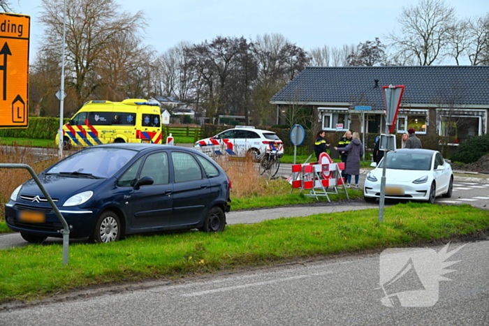 Twee personenwagens botsen op kruispunt