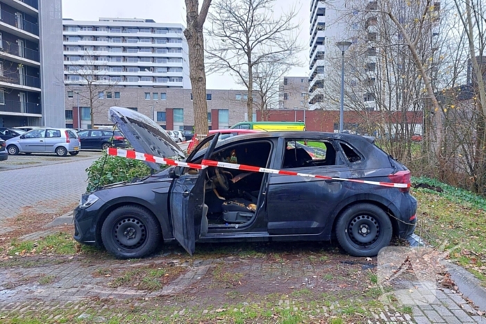 Geparkeerde auto verwoest door brand