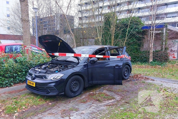 Geparkeerde auto verwoest door brand