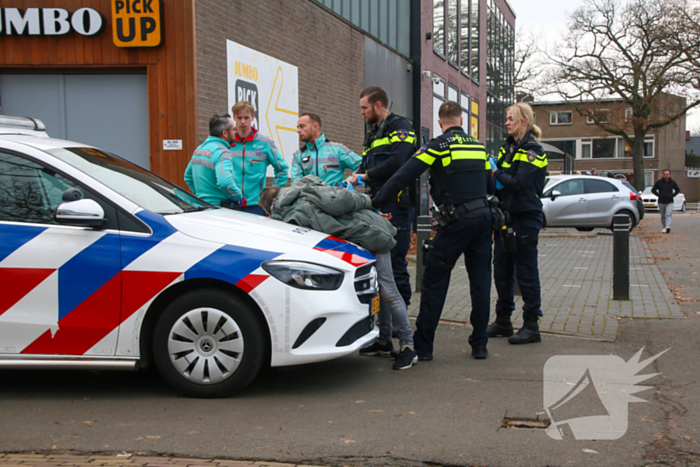 Gewonde na mishandeling valt ambulancemedewerkers aan