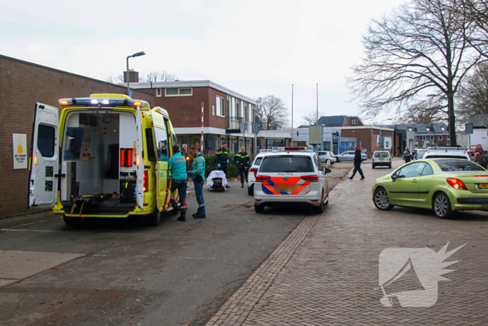 Gewonde na mishandeling valt ambulancemedewerkers aan