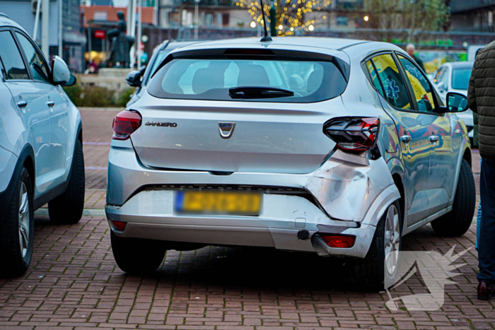 Twee personenwagens botsen op parkeerplaats