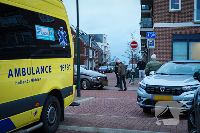 Twee personenwagens botsen op parkeerplaats