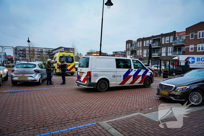 Twee personenwagens botsen op parkeerplaats