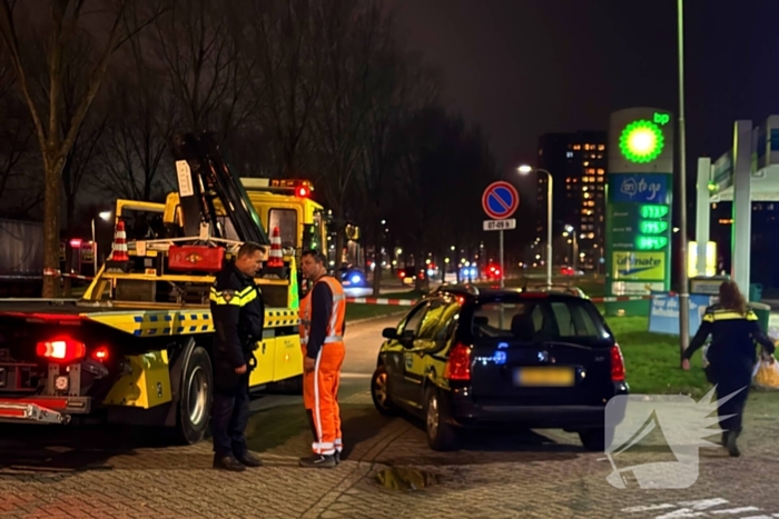 Auto raakt rand op rotonde en lekt benzine