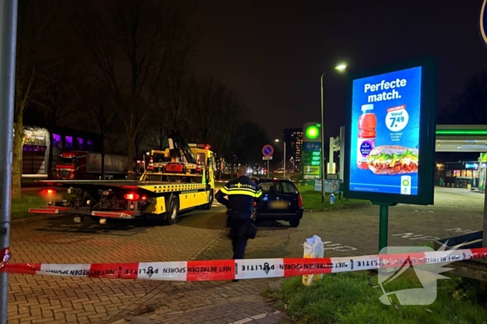 Auto raakt rand op rotonde en lekt benzine