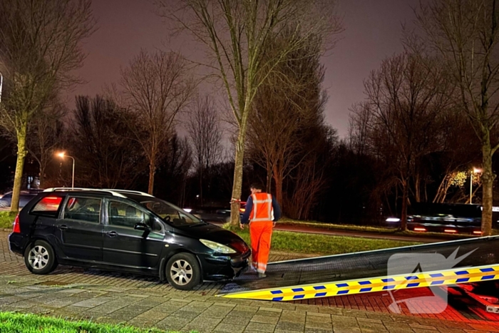 Auto raakt rand op rotonde en lekt benzine