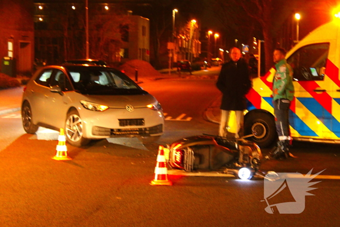 Scooterrijder gewond bij botsing met auto