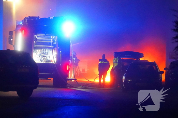 Uitslaande autobrand slaat over naar loods