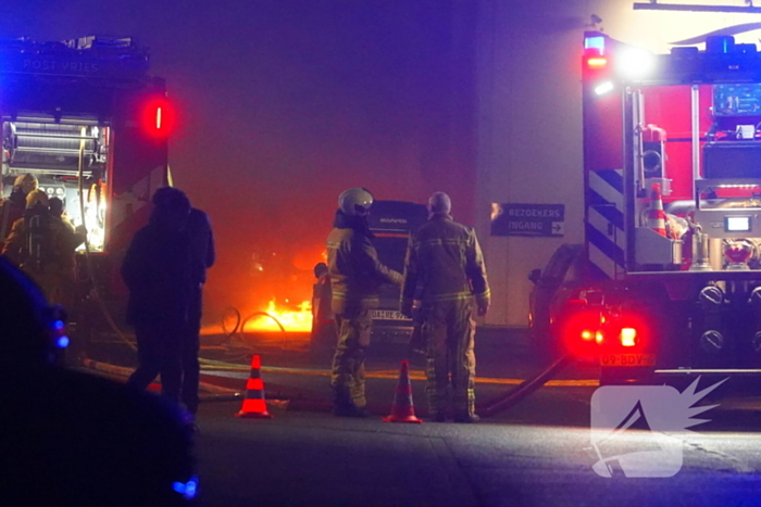 Uitslaande autobrand slaat over naar loods