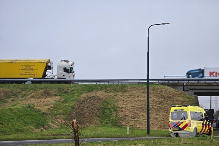 Vrachtwagen weggezakt in berm