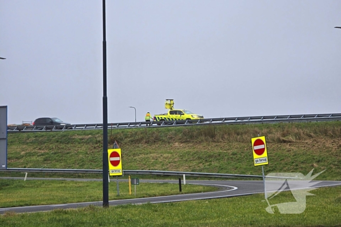 Vrachtwagen weggezakt in berm