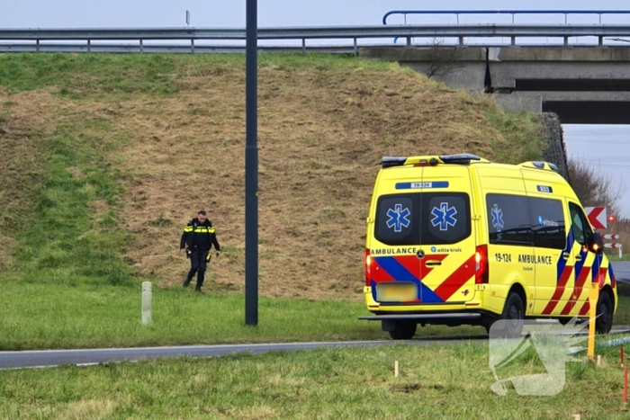 Vrachtwagen weggezakt in berm